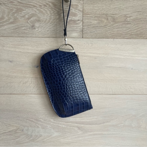 Wristlet genuine leather bag with zip / navy blue / crocodile pattern like new - Picture 3 of 8
